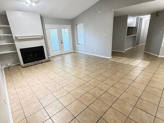 4th image of 2640 Glenmore Dr