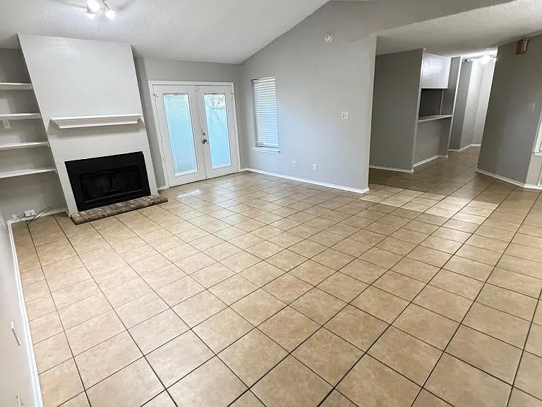 2640 Glenmore Dr — Photo 4