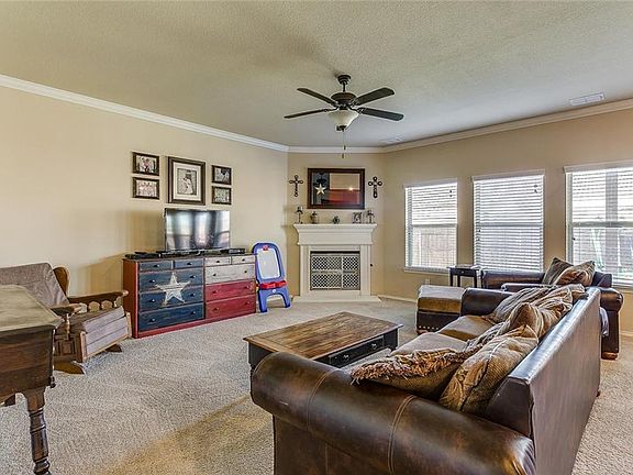 2nd image of 301 Coral Vine Ln