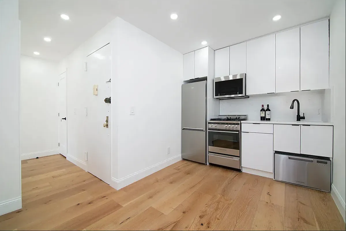 Building Photo - 109 1st Ave #2F