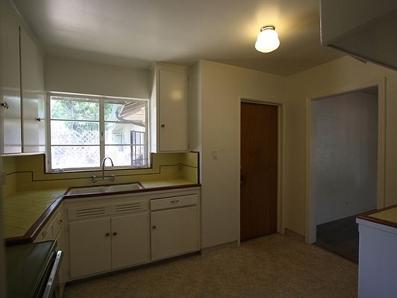 5th image of 1025 E Saginaw Way