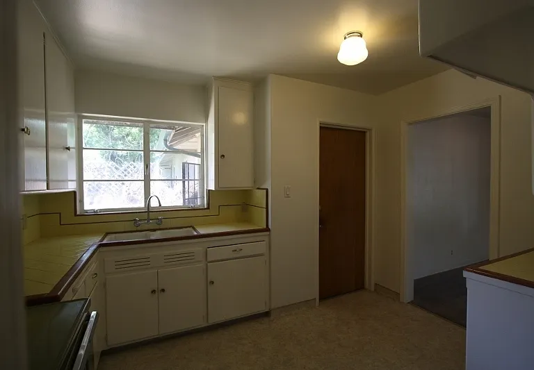 1025 E Saginaw Way — Photo 5