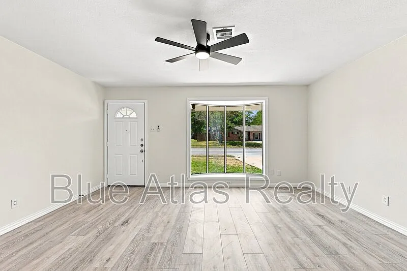 4 bed, 2.0 bath, 1744 sqft, $2,095 — Photo 3