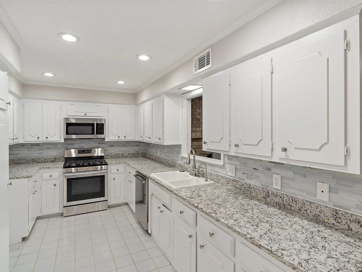 3 bed, 2.0 bath, 1900 sqft, $2,730 — Photo 2
