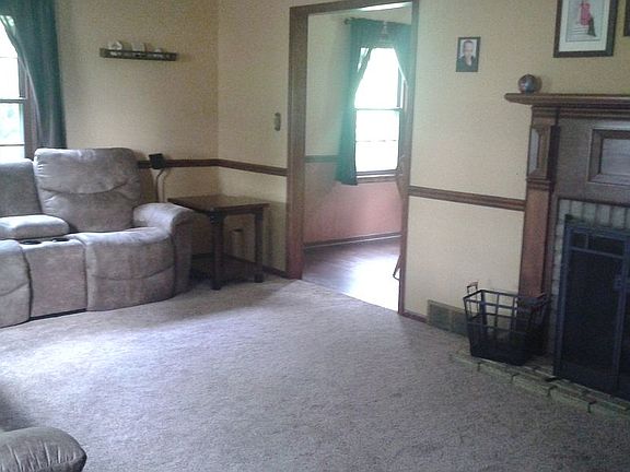 Living room w/ fireplace