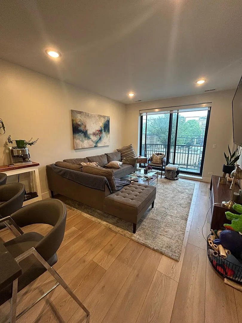 Building Photo - 1646 W Belmont Ave #204
