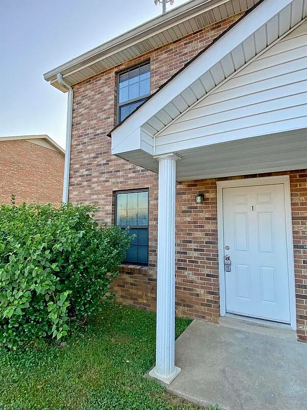 2 bed, 1.5 bath, 1000 sqft, $895 — Photo 1