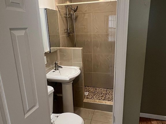 5th image of 903 E 223rd St #1