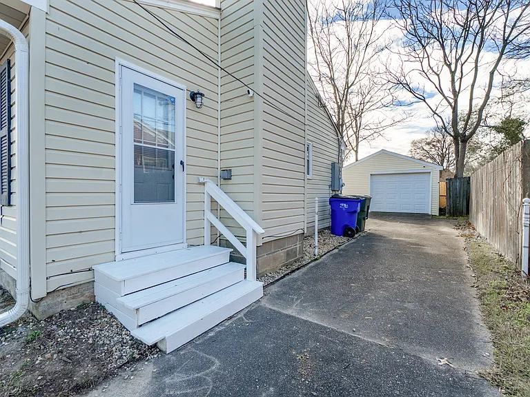 2249 Corbett Ave — Photo 27