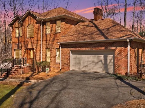 1100 Woodridge Ln, Yadkinville, NC 27055