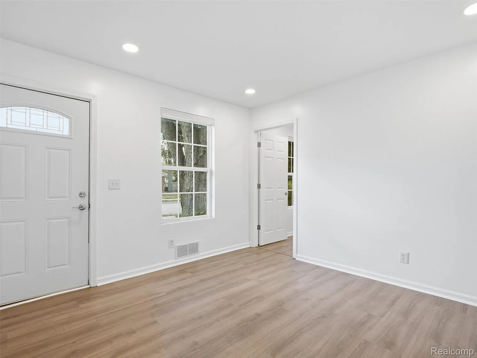 3 bed, 2.0 bath, 966 sqft, $1,900 — Photo 3