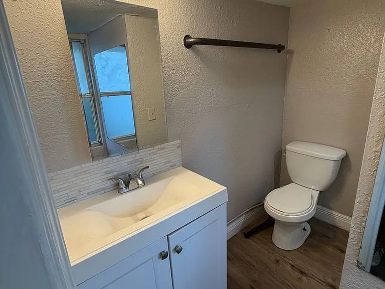 1035 N Davis Ave — Photo 4