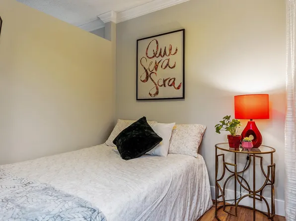 17661 58a Ave #203, Surrey, BC V3S 1N4