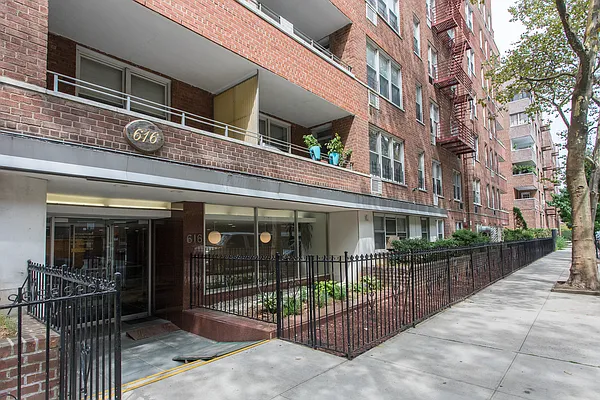 Sold by Douglas Elliman | media 22