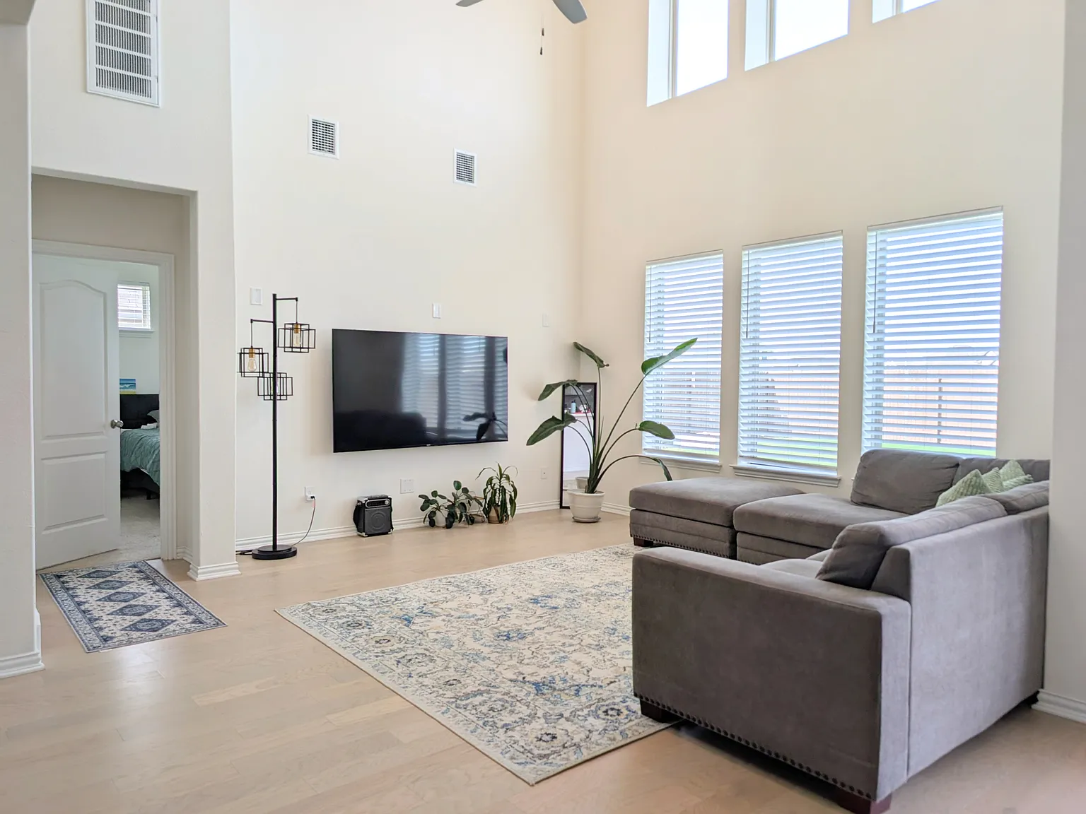 3 bed, 2.5 bath, 2681 sqft, $2,450 — Photo 2