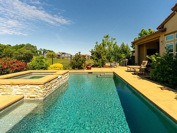 5th image of 1038 Hogarth Way