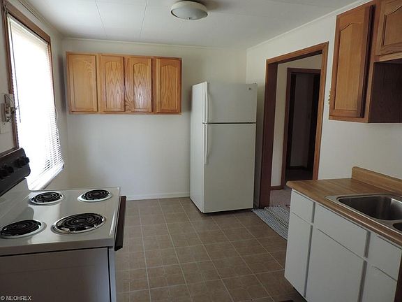 4th image of 522 10th Dr NW
