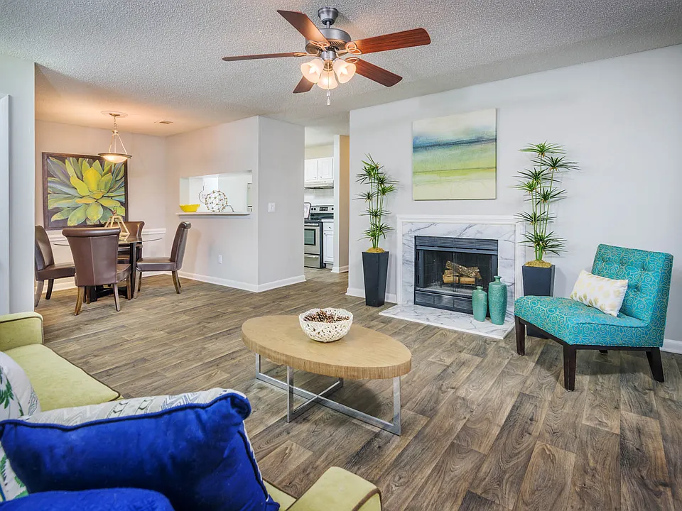 The Pointe at Irving Park