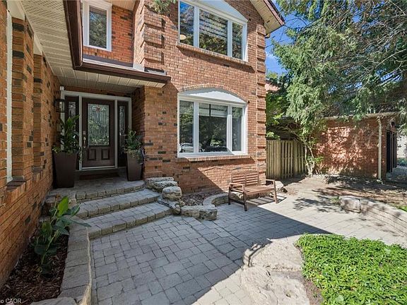 4th image of 1194 Queen Victoria Ave