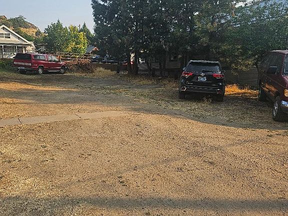 4th image of Deschutes Ave