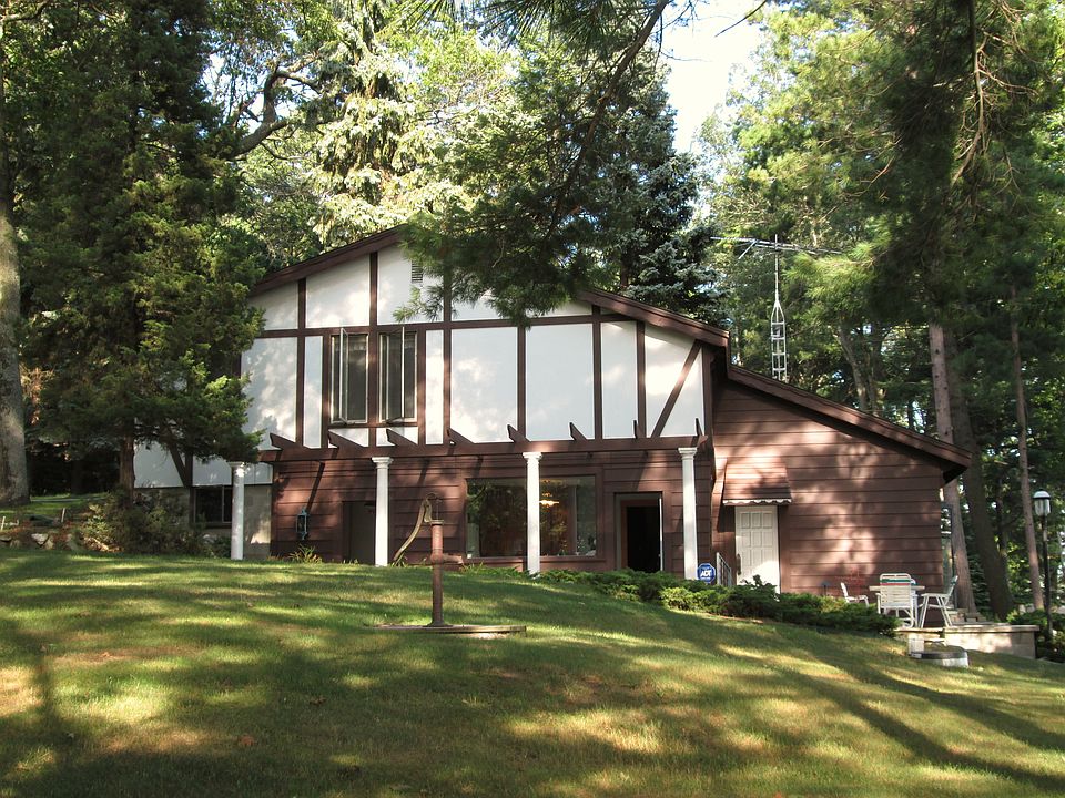 Beautiful Hamlin Lake Home