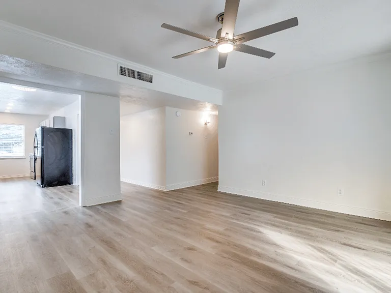 5913 Maple Ln — Photo 3
