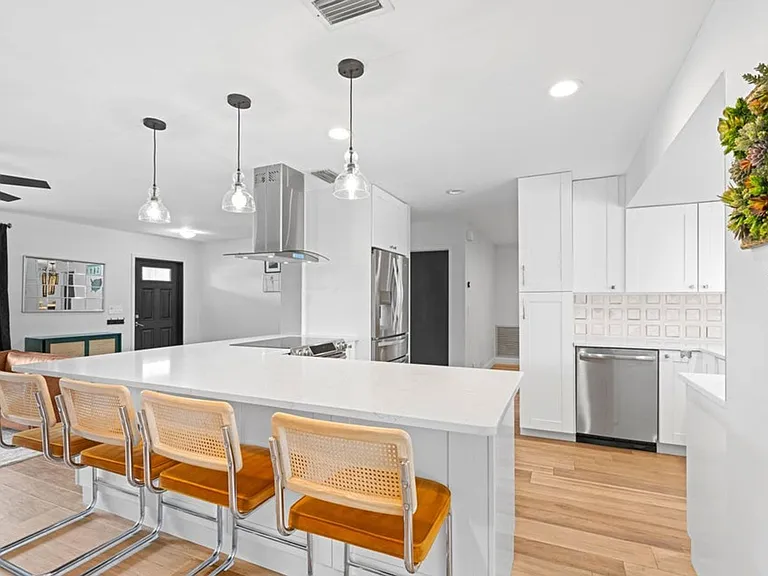 1039 NW 8th St — Photo 3