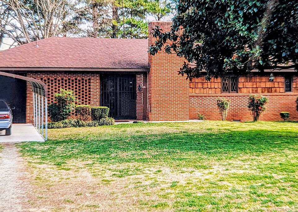 2nd image of 1423 Summit Dr