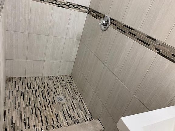 5th image of 562 Bolton Ave #1