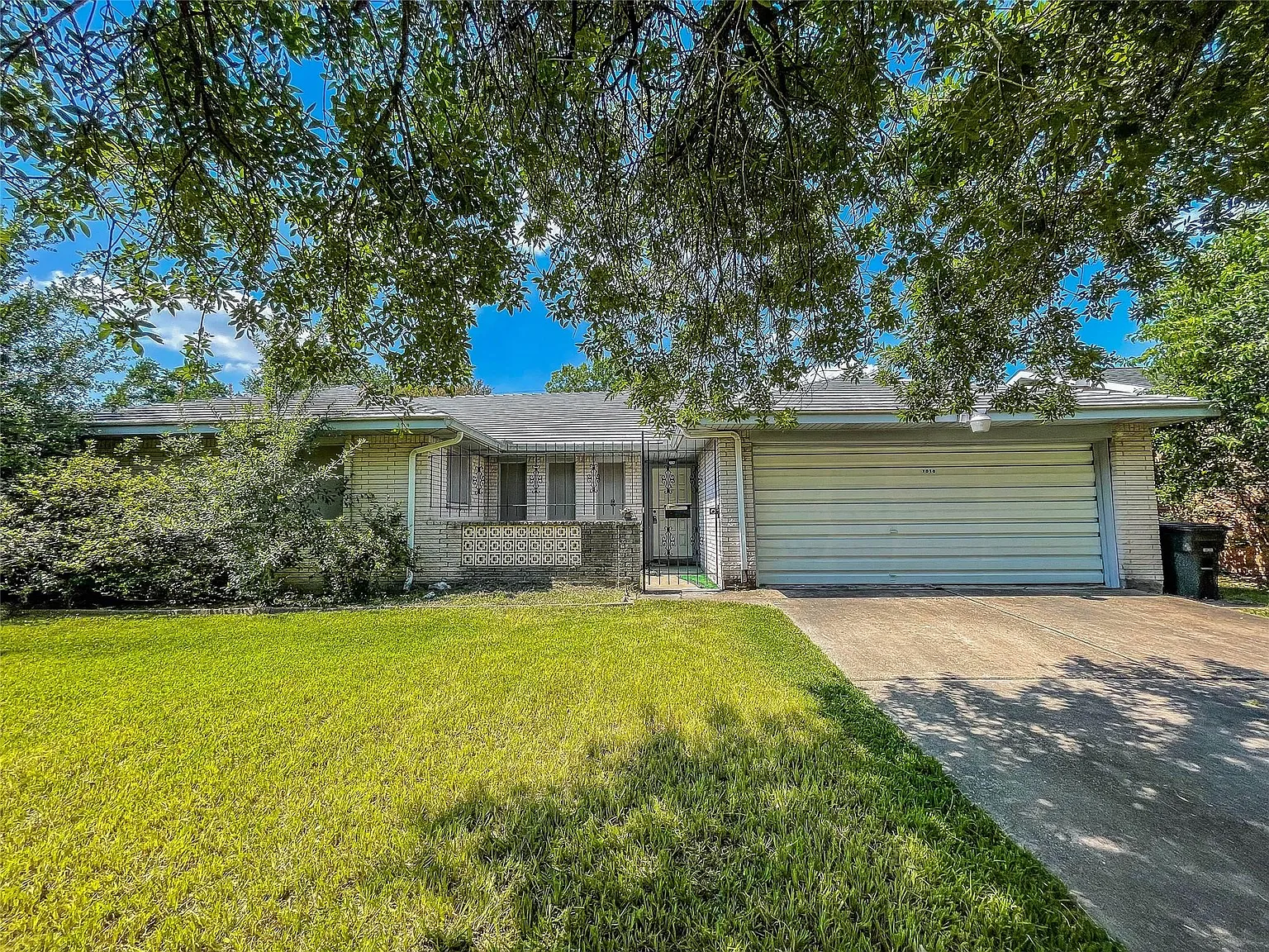 4 bed, 2.0 bath, 1793 sqft, $1,850 — Photo 1