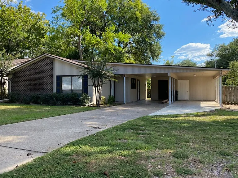 2725 Amy Ln — Photo 1
