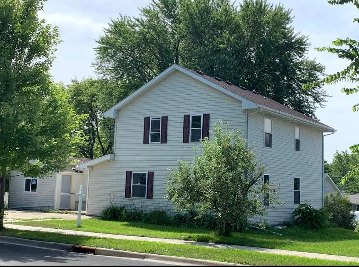 6 bed, 3400 sqft, $2,900 — Photo 1