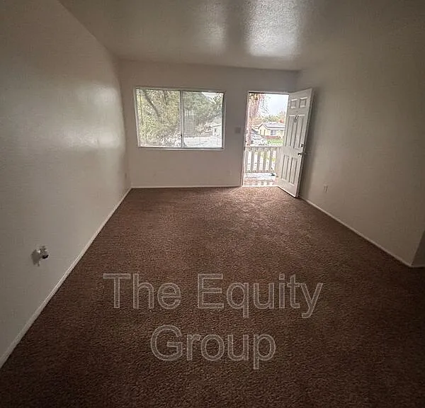 331 E Elm St #6 — Photo 4