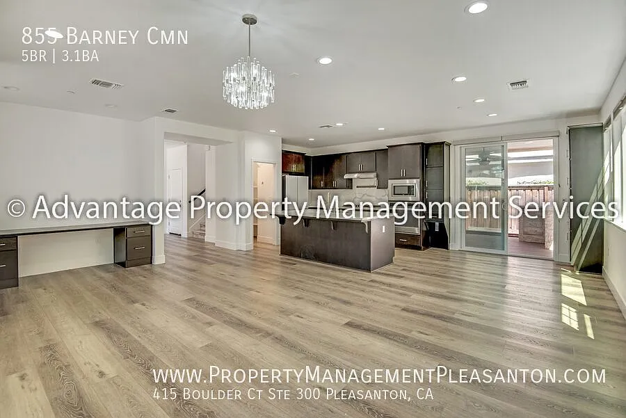 5 bed, 3.5 bath, 2,616 sq. ft. home with full bed/bath downstairs — Photo 4