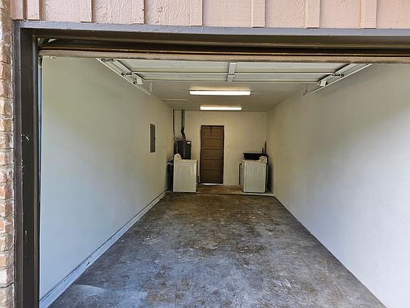 5th image of 638 Pinewood Ln