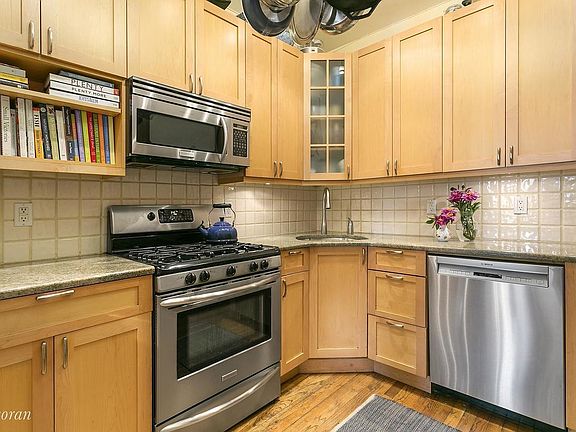 3rd image of 679 Vanderbilt Ave APT 4L