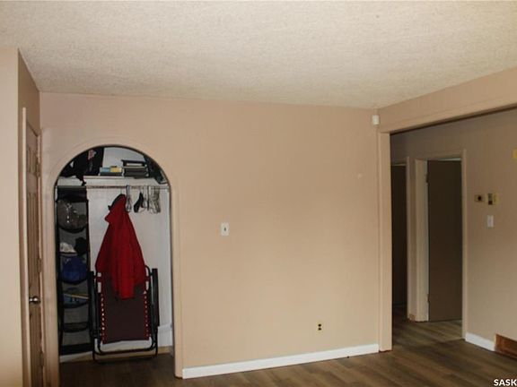 5th image of 711 Yorkton AVENUE