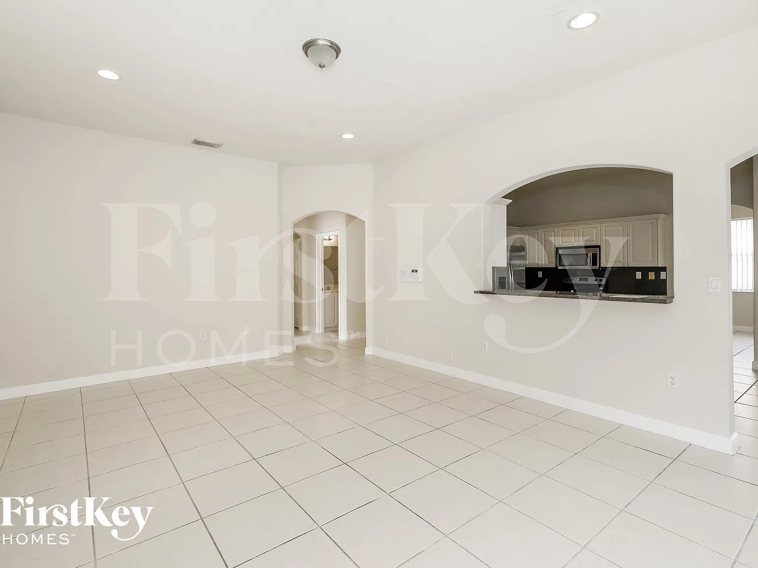 4 bed, 2.0 bath, 3231 sqft, $5,600 — Photo 4