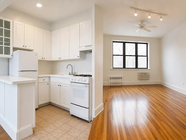140 E 7th St #1H — Photo 1