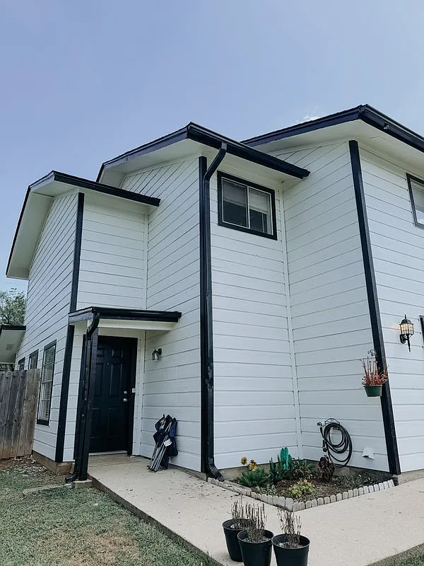 3 bed, 2.5 bath, 1427 sqft, $1,799 — Photo 2