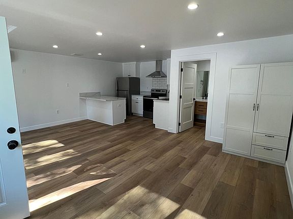 2nd image of 20851 Burbank Blvd #1