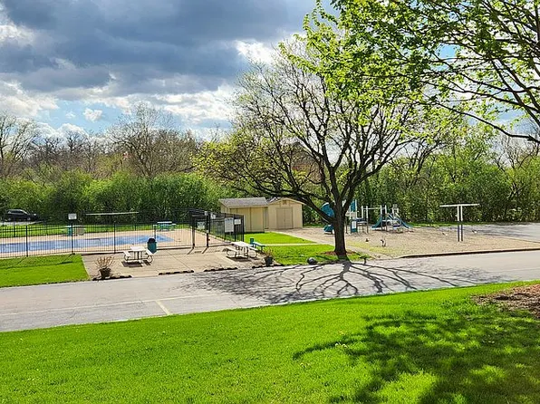 100 Willow Ln APT B112, Willow Springs, IL 60480