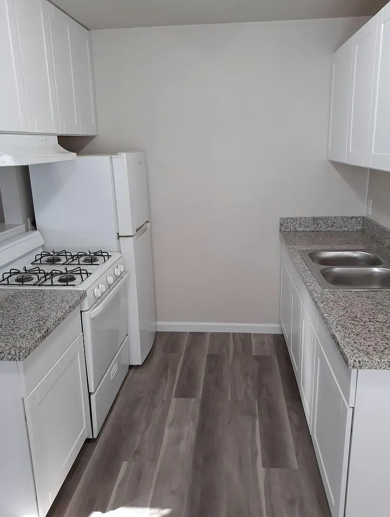 411 W Century Blvd — Photo 1