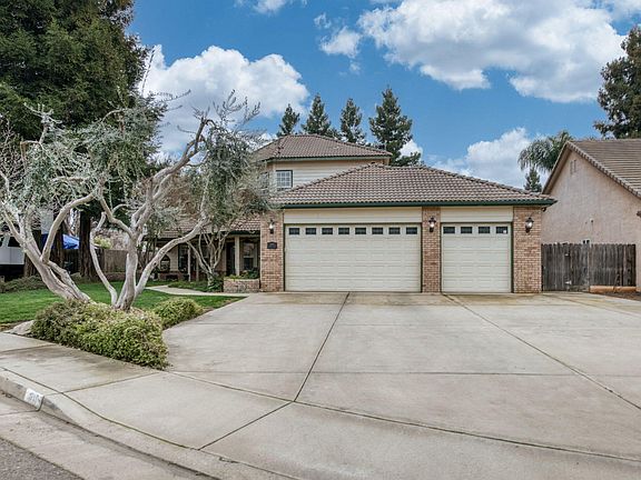 3rd image of 1015 E Chestnut Court