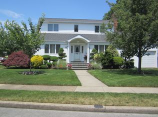 32 Columbine Ave, North Merrick, NY 11566