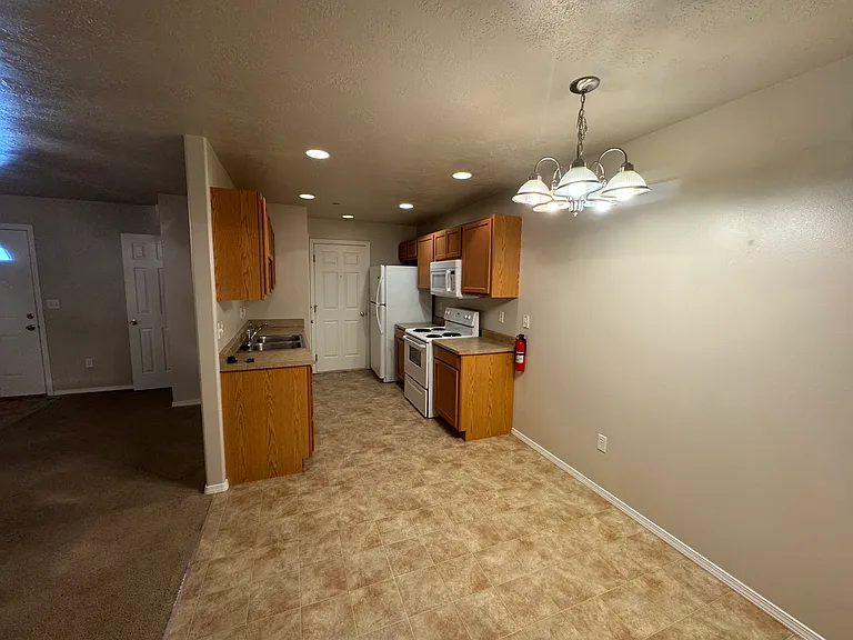 915 NW Maggie Ct #B — Photo 6