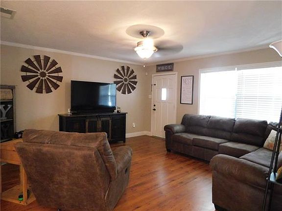3rd image of 530 Chestnut Dr