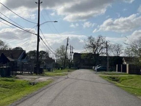 Exterior Neighborhood (street photo)