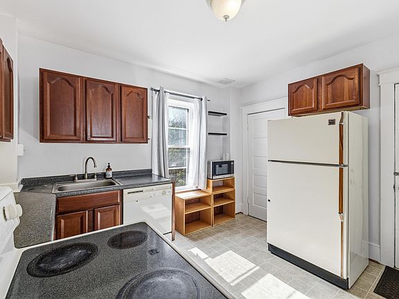 4th image of 519 W Market St