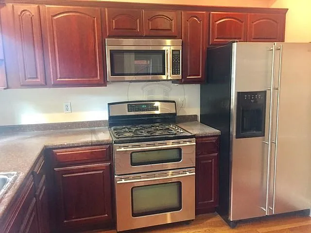 5 bed, 1650 sqft, $6,100 — Photo 2